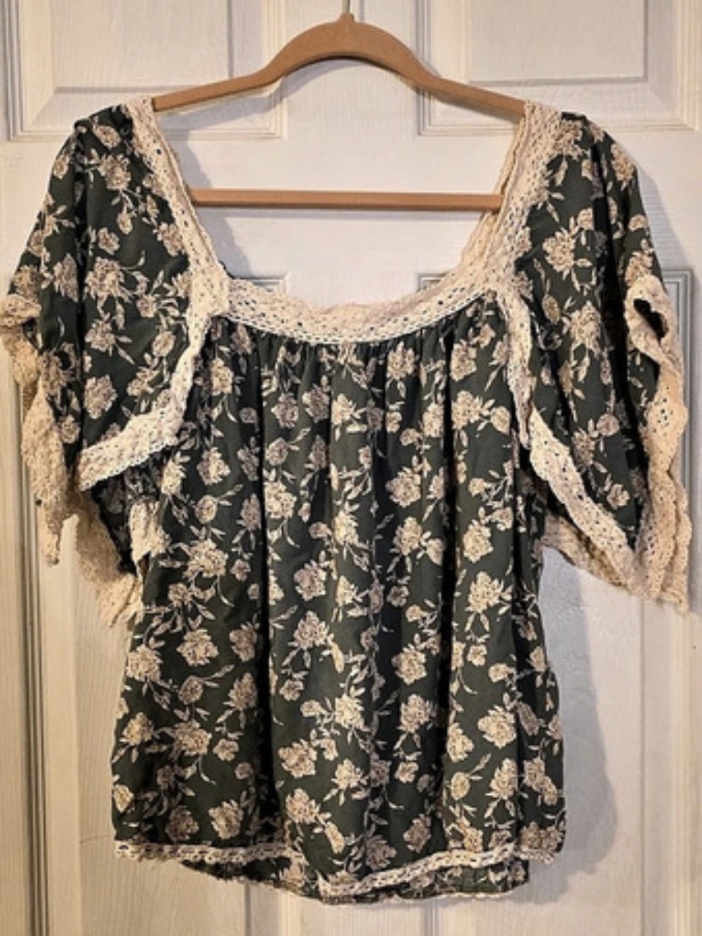 Easel Floral Blouse in Green Size Medium Like New